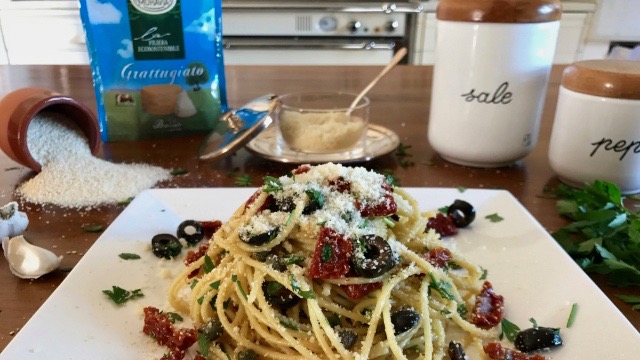 Spaghetti Con Pomodori Secchi Capperi Olive E Gran Moravia Gran Moravia